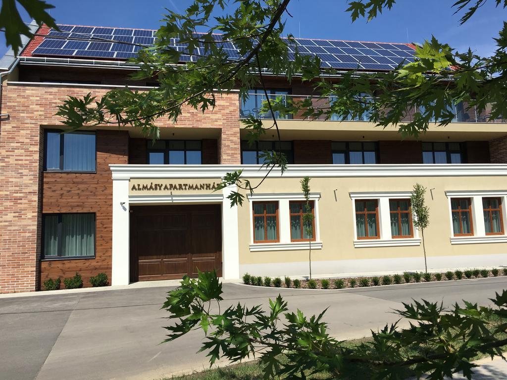 Almasy Apartmanhaz ยูลา ภายนอก รูปภาพ