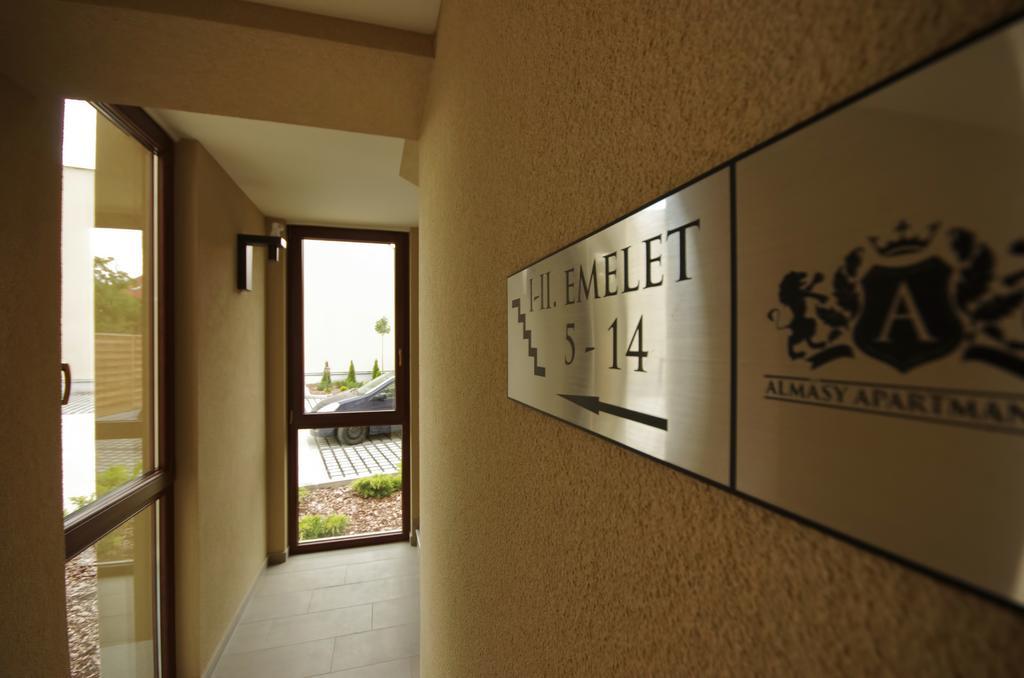 Almasy Apartmanhaz ยูลา ภายนอก รูปภาพ